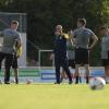 Im Juli 2020 leitete Andreas Thomas (Mitte) seine erste Übungseinheit als Trainer des FC Pipinsried. Nun wurde er entlassen. 	