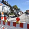 In der B16-Ortsdurchfahrt von  Donaumünster/Erlingshofen wird der Asphalt erneuert. Die Arbeiten laufen auf vollen Touren.