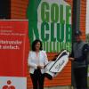 Ein treuer Partner beim Golfen für die Kartei der Not ist seit vielen Jahren die Sparkasse, die einen Siegerpreis spendierte (hier überreicht durch Heidi Nitbaur; rechts GCD-Chef Markus Grimminger) und den Gesamterlös mit einer Spende aufstockte.
