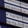 Ein Hinweis auf einen ausfallenden Zug steht am Hauptbahnhof auf einer Informationstafel der Bahn.  