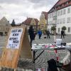 Rund 20 Teilnehmer sind am Samstag erstmals unter dem Motto "offenes Mikrofon" auf dem Friedberger Marienplatz angetreten, um ihrem Unmut gegenüber den geltenden Infektionsschutzmaßnahmen Luft zu machen. 