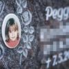Ein Gedenkstein mit dem Porträt des Mädchens Peggy steht auf dem Friedhof in Nordhalben. Das Verfahren könnte nun wieder aufgenommen werden. 