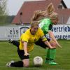 Da fliegen die Haare, wenn Julia Gumpp (links) vom TSV Binswangen und Alina Meißner von Grün-Weiß Baiershofen einen Zweikampf bestreiten. 
