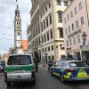 Am Freitagmorgen ist das Augsburger Rathaus wegen einer Bombendrohung geräumt worden. Die Polizei riegelte den Rathausplatz ab und durchsuchte das Gebäude.