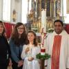 Die neunjährige Nikolina Rubil wurde von Pater Thomas am Ostersonntag in Rehling getauft: (von rechts) Pater Tomas, Nikolina, ihre Schwester und Taufpatin Valentina und Taufzeugin Adele Kutschis.