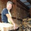Bereit für das neue Projekt: Hausherr Josef Grüner arbeitet an einem Gartentisch aus massivem Lärchenholz. 