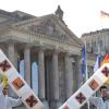 Aktivisten vom Bund für Umwelt und Naturschutz Deutschland demonstrieren am 12. Mai vor dem Bundestag in Berlin gegen den Einsatz des Pflanzenschutzmittels Glyphosat.