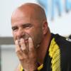 Trainer Peter Bosz von Dortmund beobachtet das Spiel gegen RW Essen.