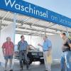 Die „Waschinsel am Lechrain“ ist der erste Betrieb, der im neuen Gewerbegebiet eröffnet hat: (von links) die Betreiber Andreas Karl und Andres Berger mit Bürgermeister Thomas Riß.