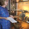 Dr. Doris Zitzmann erklärte die Ausstellungsstücke, die bis zu 7000 Jahre alt sind. 	