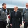 Bundeskanzler Olaf Scholz (SPD, M) besucht den Airbus-Militärstandort und steht mit Rene Obermann (l), Verwaltungsratsvorsitzende der Airbus SE und Mike Schöllhorn (r), CEO der Airbus Defence and Space.