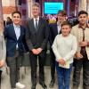 Die stolzen Gersthofer Mittelschüler mit dem bayerischen Kultusminister: (von links) Maja Wimmer (9a), Max Ammer (9aM), Michael Piazolo, Luca Schwarzkopf (9aM), Dominik Olbert (8b) und Hazem Kassouha (VOR1).  	