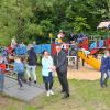 Das barrierefreie Klettergerüst im Ulmer Friedrich-von- Bodelschwingh-Kindergarten in Böfingen steht. In der Bildmitte: Kigaleiter Olaf Bante und Maria Högerl-Peuckert. 