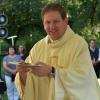 Pfarrer Konrad Willi hält einen symbolischen Kirchenschlüssel in der Hand, den er von Domkapitular Josef Funk überreicht bekommen hatte.  	