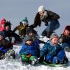 So macht der Winter Spaß: So wie hier in Deuringen ist an vielen Rodelbergen gerade Hochbetrieb.