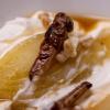 In Honig gebratene Heuschrecken eignen sich als Garnitur - etwa auf einer pochierten Birne mit Joghurt.
