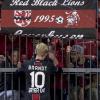 Julian Brandt ist nach Spielende zu den mitgereisten Leverkusener Fans gegangen und spricht mit ihnen.