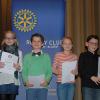 Julian Schindler (rechts) aus Mering gehörte beim Rotarischen Lesewettbewerb der Grundschulen in Kempten mit Laurin Weiherer (Pfaffenhofen) und Mia Rothermel (Thannhausen) zu den Zweitplatzierten. Anna Denzler aus Günzburg (links) holte sich den ersten Platz. 	