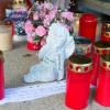 Trauerkerzen, Blumen, eine Engelsfigur und ein Gruß erinnern am Eingang des Mehrfamilienhauses an die Getöteten. Bei dem Familiendrama starben eine Mutter und ihre drei Kinder.
