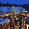 Liebevoll ausgestattet entfaltet der am Waldrand gelegene Weihnachtsmarkt in Oberschönenfeld eine stimmungsvolle Atmosphäre.