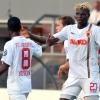 Torschützen unter sich: Knowledge Musona und Aristide Bancé waren für die Treffer des FC Augsburg beim 2:0 in Wilhelmshaven verantwortlich.