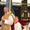 Bei der Fahnenweihe des Sielenbacher Burschenvereins im Mai 2015 hatte Pater Michael (links) Freibier versprochen, wenn sich die jungen Leute regelmäßig in der Kirche sehen lassen.
