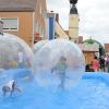 Besonders die Kinder lieben den Wasserpool mit Laufbällen. 