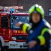 Einsatzkräfte löschten am Samstag einen Wohnungsbrand in Augsburg.