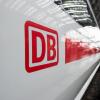 Das Logo der Deutschen Bahn auf einem ICE im Hauptbahnhof von Frankfurt/M.