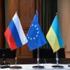 Die Flaggen von Russland, der Europäischen Union und der Ukraine: Gelingt die Rückkehr an den Verhandlungstisch?