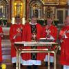 Den Festgottesdienst zum 25-jährigen Bestehen der Bruderschaft feierte ihr Präsident, Pater Gerhard Lagleder (Dritter von links) in Altötting auch mit Gästen aus Neuburg. 