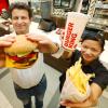 Der Herr über 40 Burger-King-Filialen: Daniele Ianniciello mit der Restaurantleiterin in Nersingen, Nguyen Phuong. 450000 Euro kostete die Innenausstattung sowie die Küchentechnik. 