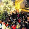 Dicht gedrängt standen am Wochenende die Besucher des Bonstetter Weihnachtsmarkts rund um den großen Christbaum. Ein Vorteil: So war es nicht so kalt. Foto: Puschak