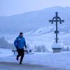 Viktor Reger aus Oberbernbach kämpft sich auch durch den Schnee. Der 43-Jährige läuft für einen Rekord und einen guten Zweck.