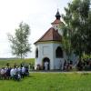 Zahlreiche Gläubige aus St. Georgen und Wengen feierten den Patroziniumsgottesdienst der Kapelle „Maria Schnee“ in Bischofsried mit Pfarrer Josef Kirchensteiner, musikalisch umrahmt von der Blaskapelle des Musikverein Dießen. 