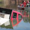 Dieser Kleintransporter wurde am Dienstag im Wünschsee bei Peterswörth geborgen. Ein 18-Jähriger war bei starkem Nebel in den See gefahren. 