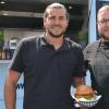 Die „Illerbuben“ Kevin Alizade (links) und Benjamin Holzinger mit einem frisch gebrutzelten Cheeseburger vor ihrem Food Truck. Ihr Angebot wird gut angenommen. 