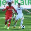 Augsburgs Linksverteidiger Mads Pedersen (rechts) überzeugte gegen Bayer Leverkusen. 	