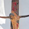 Christus am Kreuz: Der Südtiroler Siegfried Moroder hat das Kruzifix in der Kapelle oberhalb von Violau als Abschluss des Rosenkranzweges geschaffen. 