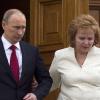 Putin lässt sich 2013 nach drei Jahrzehnten Ehe von seiner Frau Ljudmila scheiden, mit der er zwei Töchter hat.