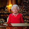Die britische Königin Elizabeth II. während der Aufzeichnung ihrer jährlichen Weihnachtssendung im White Drawing Room von Schloss Windsor.