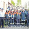 Drei Gruppen der Freiwilligen Feuerwehr Adelzhausen legten die Prüfung der Technischen Hilfeleistung ab. Links die Kreisbrandmeister Michael Schlickenrieder und Wolfgang Hittinger. Rechts Kommandant Ludwig Dollinger.  