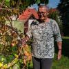 Ruth Kohler freut sich, dass es den Kiwis in ihrem Garten so gut gefällt.