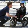 Prince Harry unterhält sich mit einem kleinen Jungen auf seinem dreitägigen Chile-Besuch.