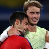 Novak Djokovic (links) gratulierte Alexander Zverev bei den Olympischen Spielen zum Einzug ins Finale.