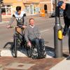 An der Kreuzung Ludwig-, Münchner und Aichacher Straße müssen sich Rollstuhl- und Rollatorfahrer zwischen dem Abgang zur Tiefgarage und der Ampel durchschlängeln. Und dann kommen, wie auf unserem gestellten Bild mit dem Behindertenbeauftragten Josef Koppold und Karl Geßler von der Sicherheitswacht, auch noch Radler dazwischen.  