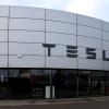 Der Schriftzug ist schon dran: Das ehemalige Porsche-Autohaus nahe der B17 wird künftig von Tesla genutzt.
