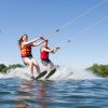 Am Friedberger See kann man einen coolen Sommersporttrend lernen: Wasserski oder Wakeboard. 	