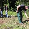 Ein Mitarbeiter des Maschingenrings Allgäu-Schwaben hängt ein Absperrband ein. Bei einer Übung bei Roggenburg wurden Maßnahmen gegen die Afrikanische Schweinepest getestet.