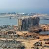 Wie ein Mahnmal überragt das zerstörte Silo den verwüsteten Hafen von Beirut. Gleichzeitig ist das Bauwerk ein Symbol dafür, dass weder der Wiederaufbau des Hafens begonnen hat, noch die Ermittlungen über die Explosion, die vor Jahresfrist mehr als 200 Todesopfer forderte. 	